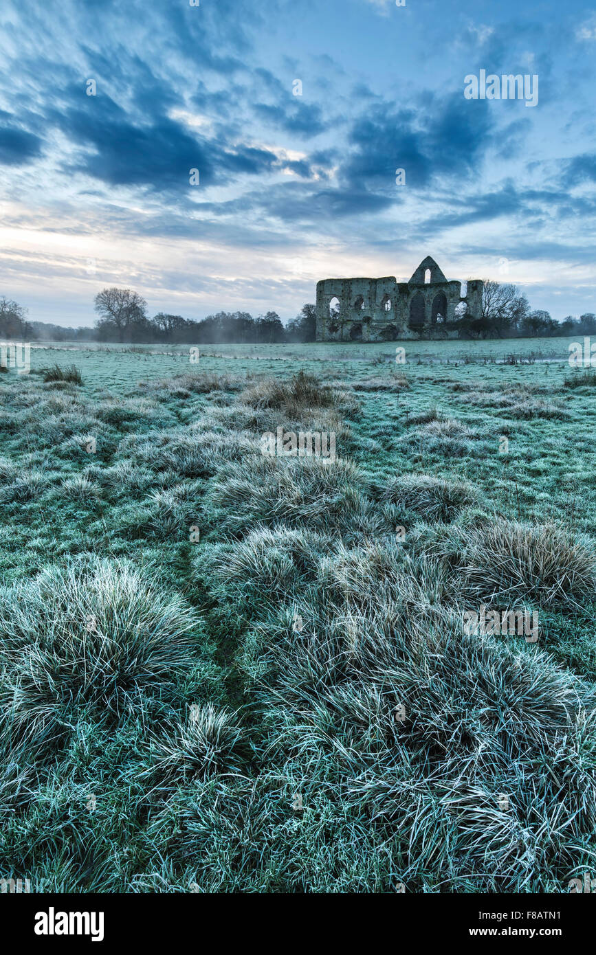 Beautiful Dawn paesaggio del Priorato di rovine nella località di campagna Foto Stock