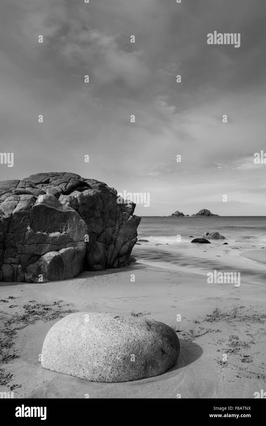 Bellissima spiaggia paesaggio con colori pastello nella luce del mattino in bianco e nero Foto Stock