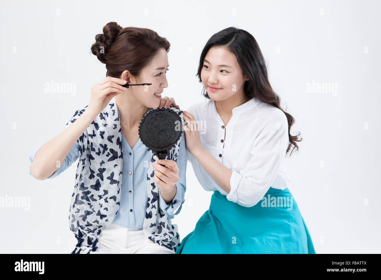 Ritratto di Madre e figlia applicazione di mascara Foto Stock