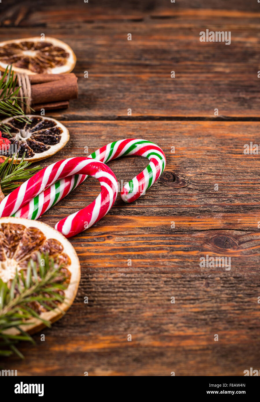 Natale sfondo di legno con la caramella Foto Stock