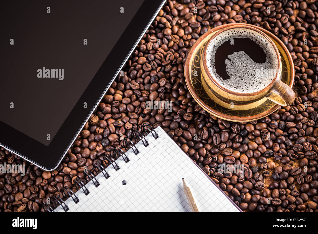 Tazza di caffè con il tablet PC e notebook Foto Stock