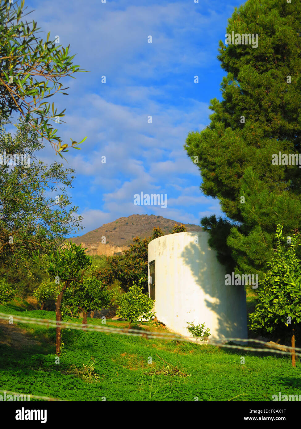 Costruire mattoni di edificio di irrigazione nella campagna di Alora Andalucia Foto Stock