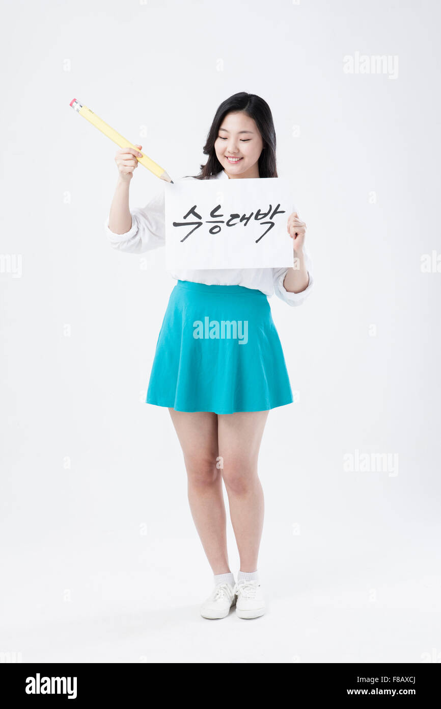 Il coreano highschool girl guardando in giù a fare il tifo per il messaggio collegio nazionale esame di ingresso Foto Stock