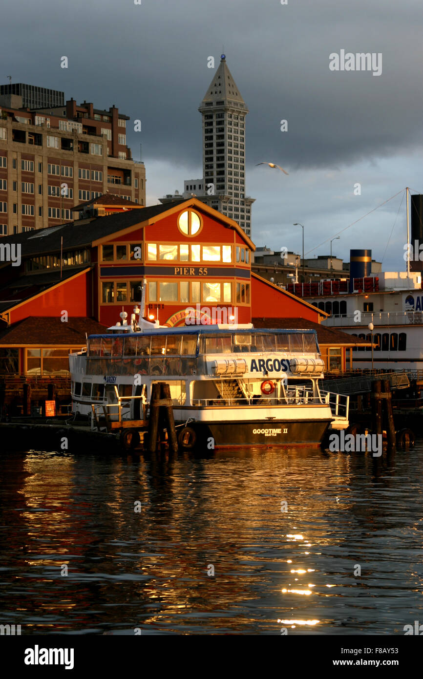 Pier 55 nel porto di Seattle ospita il Red Robin Hamburger Ristorante e la casa di Arogsy Cruise Line. Foto Stock