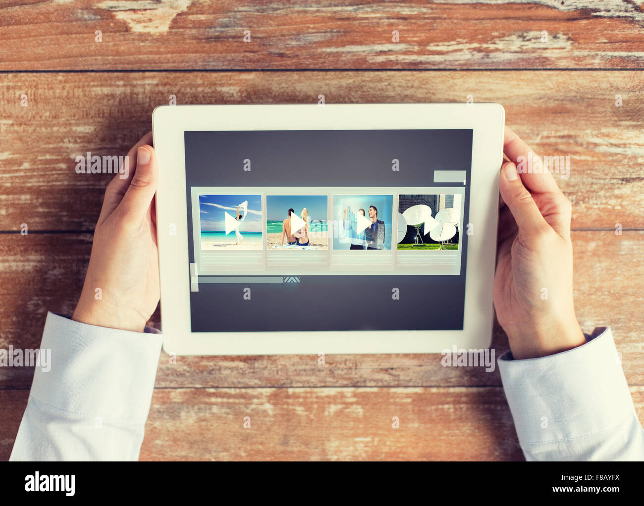 Stretta di mano con video gallery su tablet pc Foto Stock