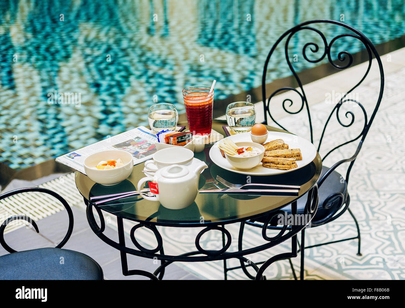 Gourmet colazione continentale tabella impostata in hotel di lusso a bordo piscina Foto Stock