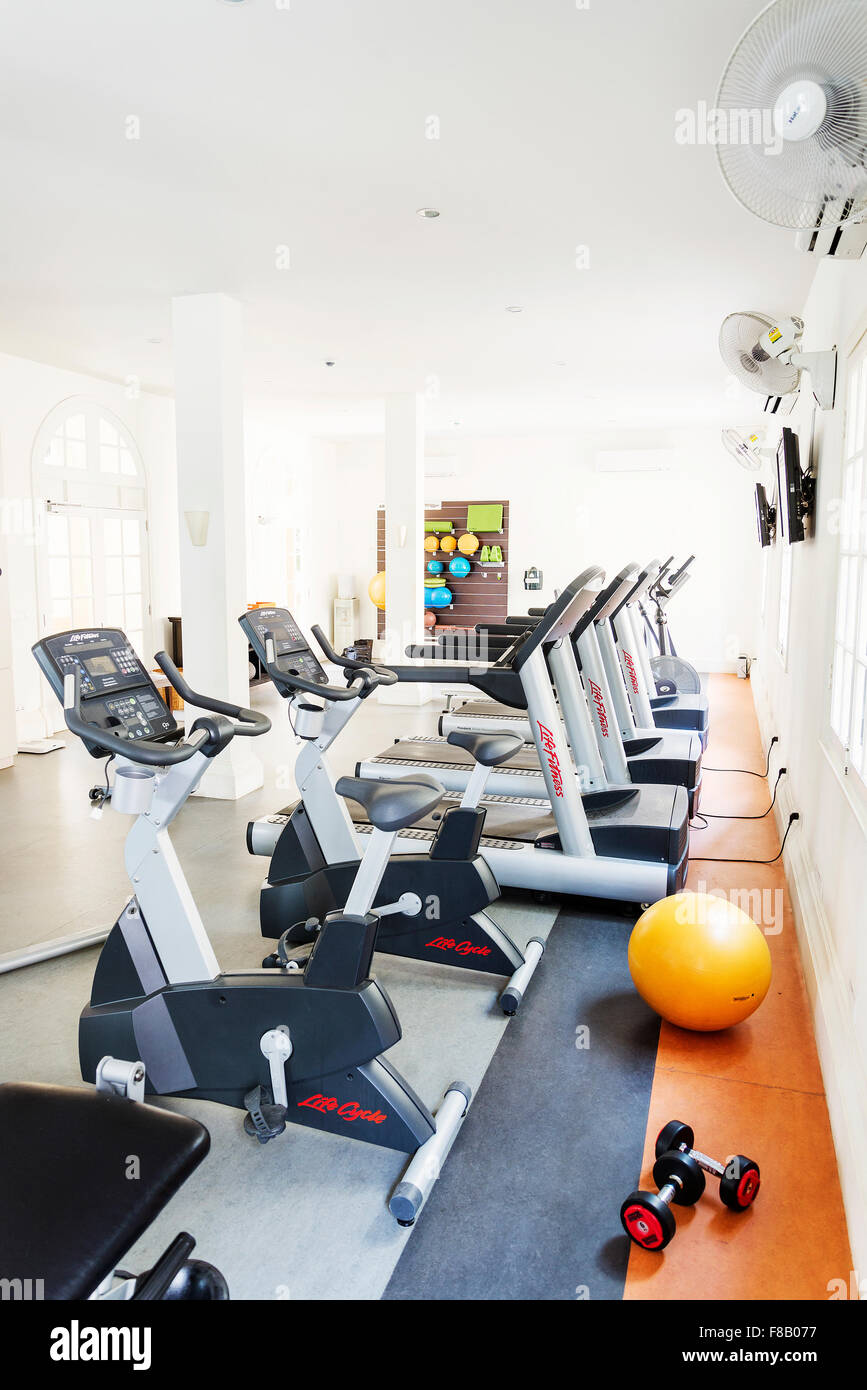 Esercizio Palestra Sala fitness con macchine in hotel Foto Stock