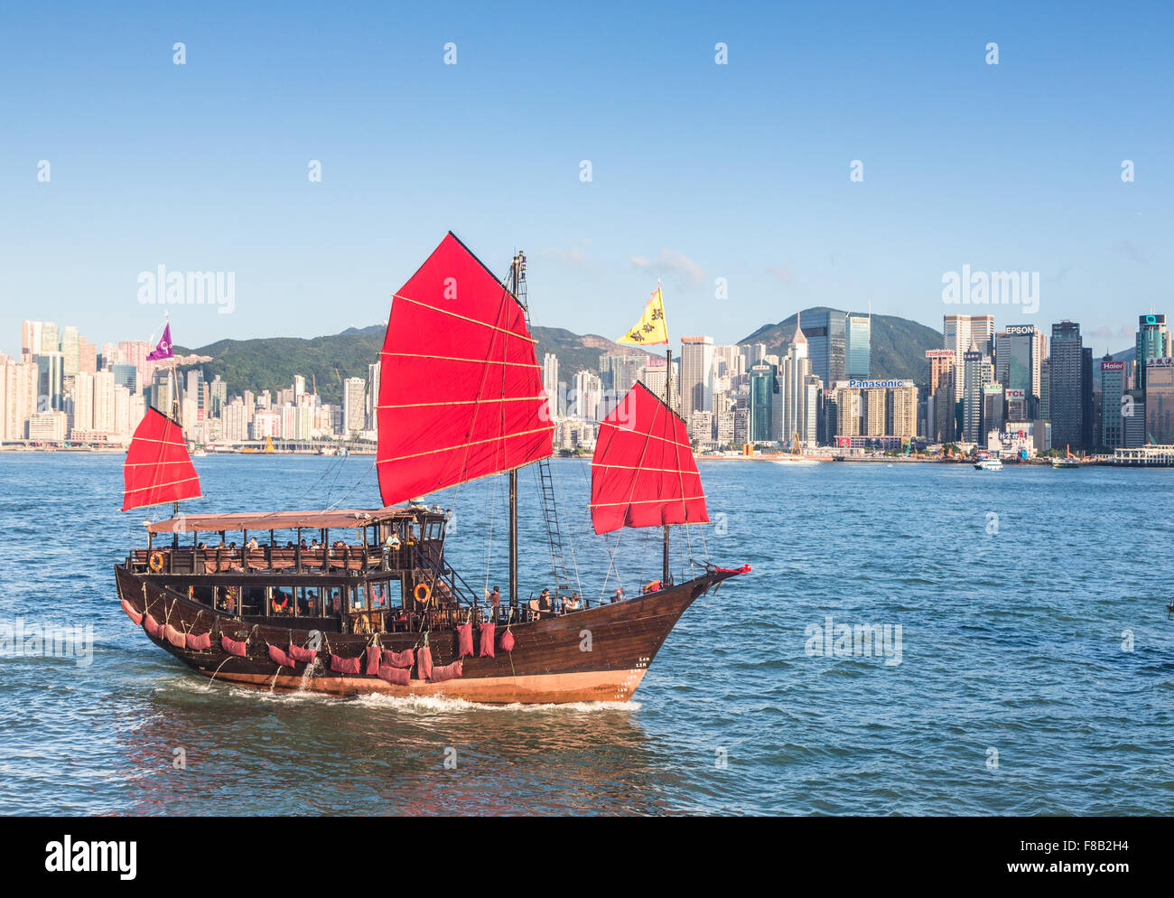 Una imbarcazione turistica costruire come un tradizionale Giunca Cinese, vele nel porto Victoria in Hong Kong Foto Stock