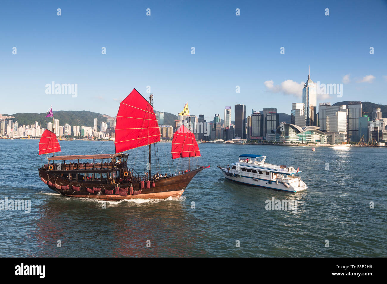 Un turista junk attraversa una moderna imbarcazione nel porto Victoria in Hong Kong Foto Stock