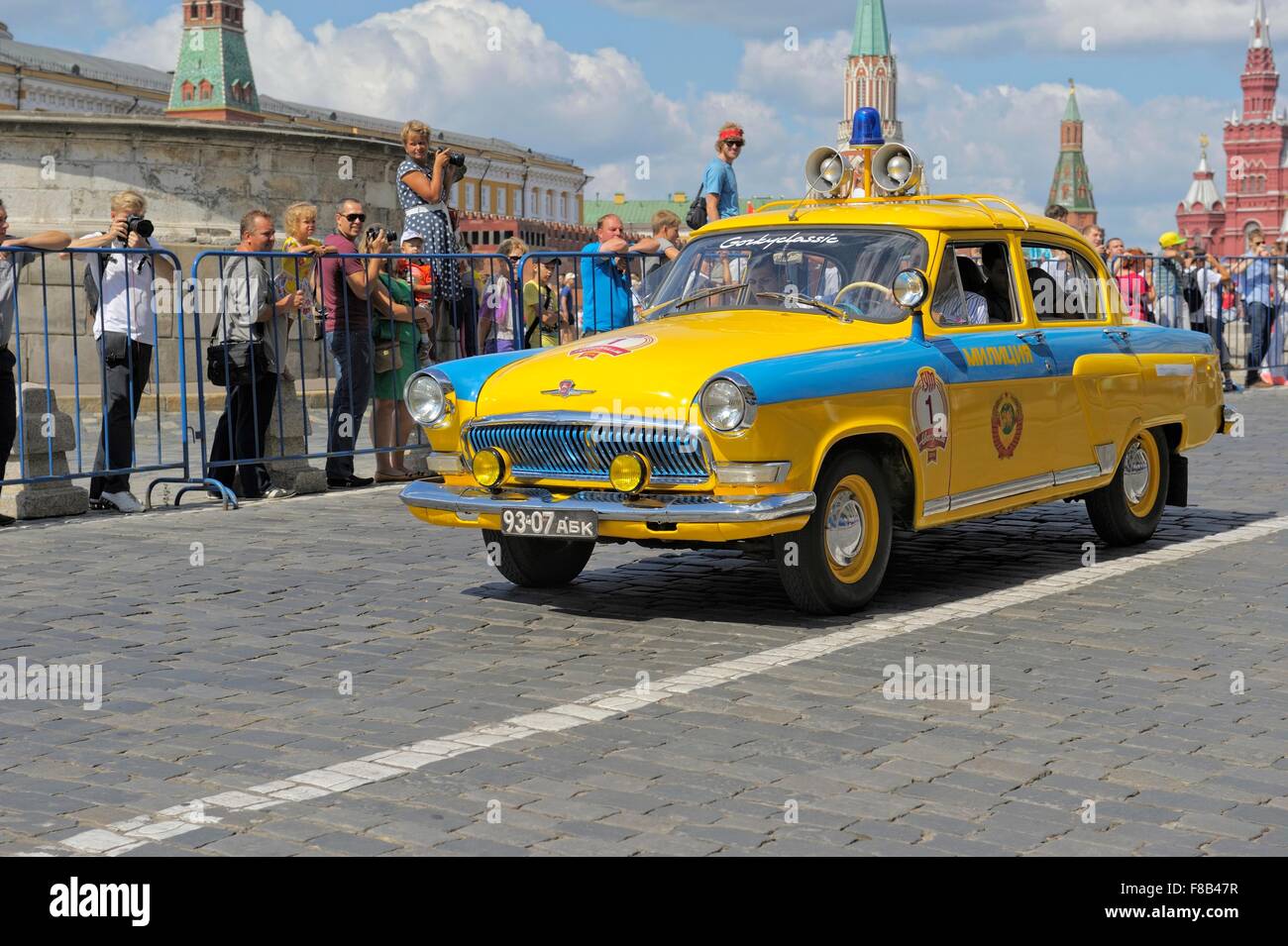 Polizia auto retrò Volga GAZ-21 rally Gorkyclassic sulla corsa di auto d'epoca a Mosca Foto Stock