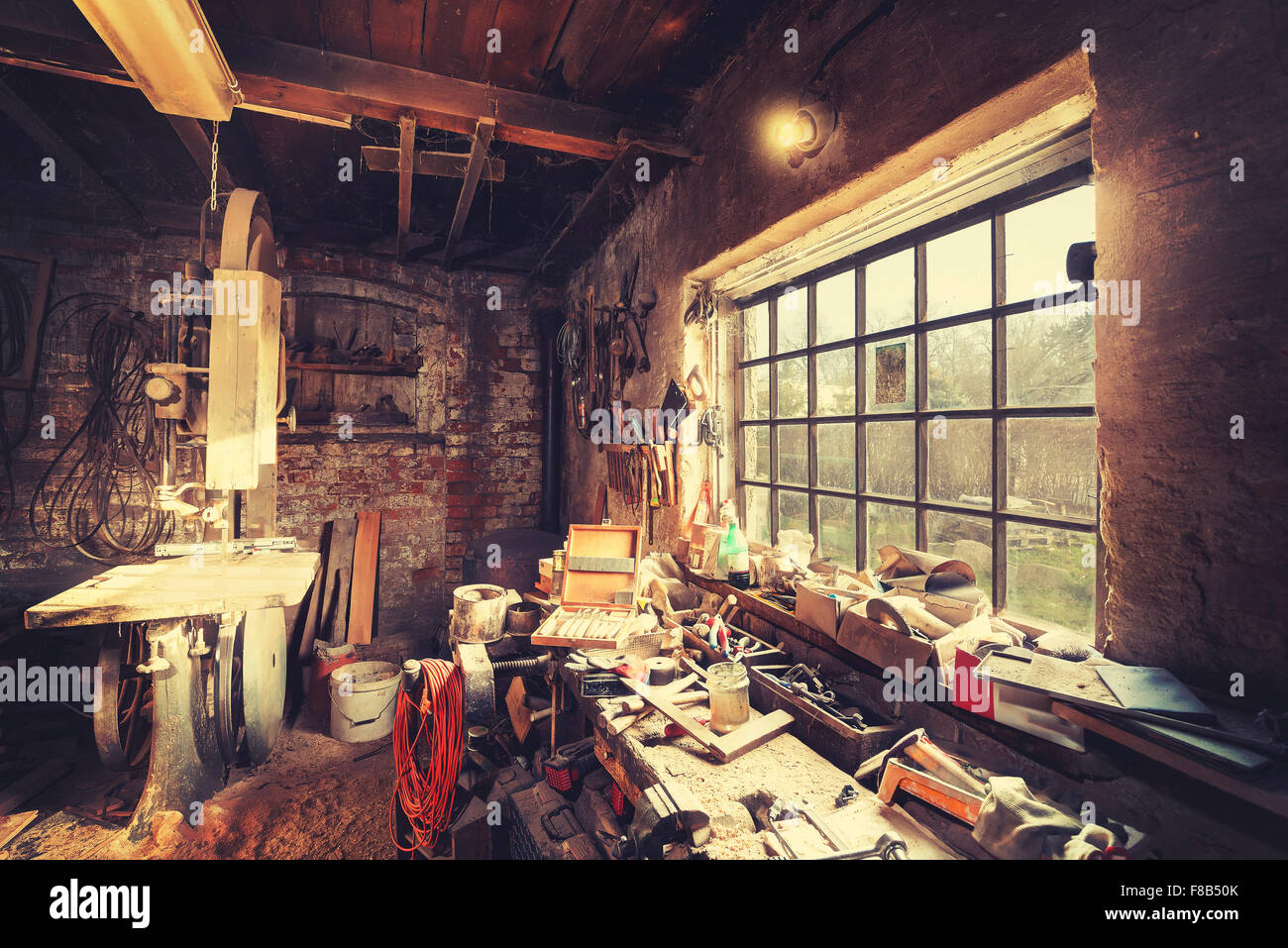 Vintage stilizzata vecchio falegname workshop interni. Foto Stock