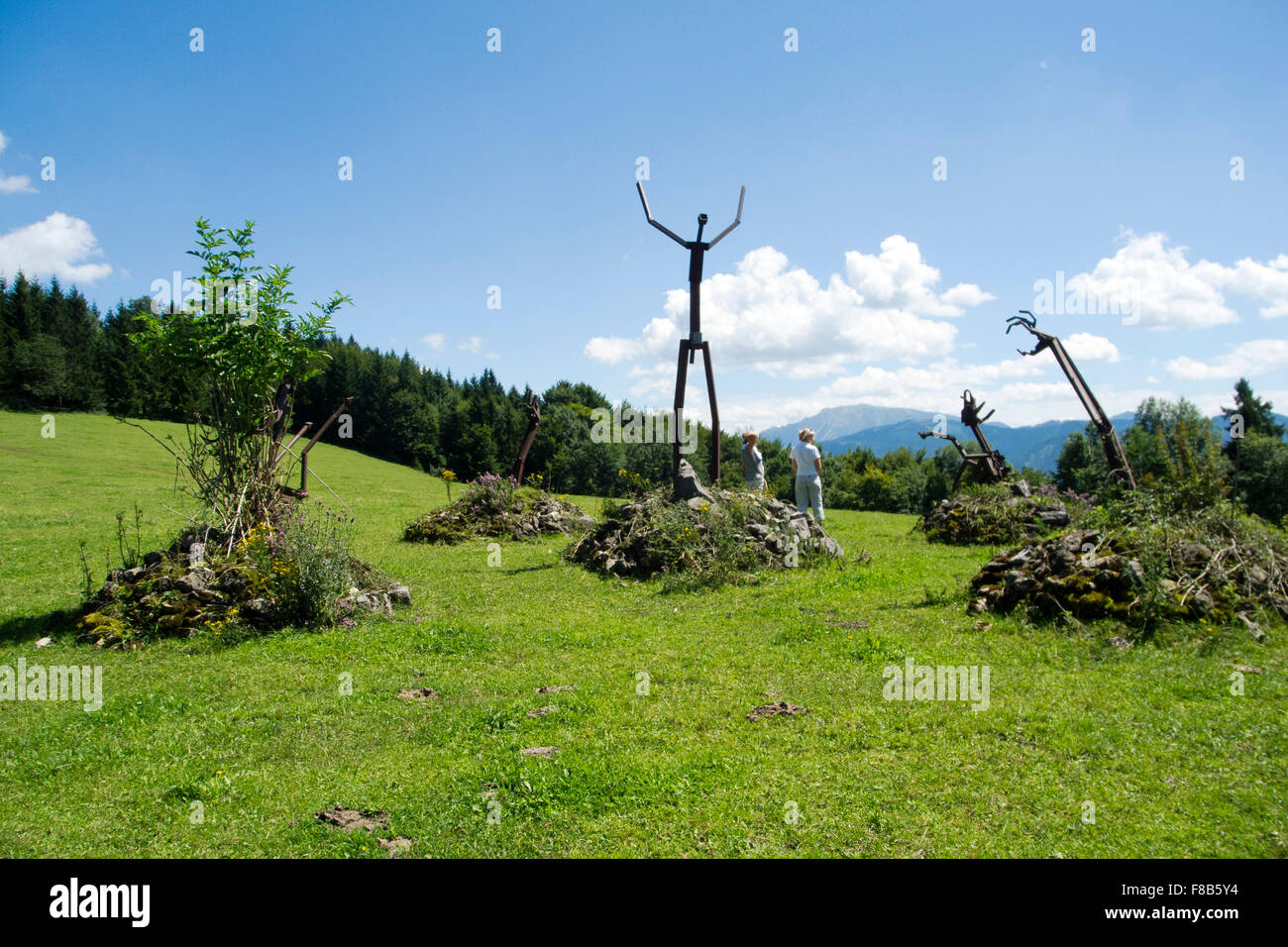 Österreich, Niederösterreich, Hochschlag, Sclavinia von Miguel Horn, auf einer Weide steht diese installazione, die an die frühe Foto Stock