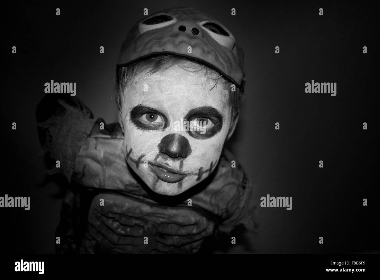 Ragazzo vestito come uno zombie per Halloween. Foto Stock