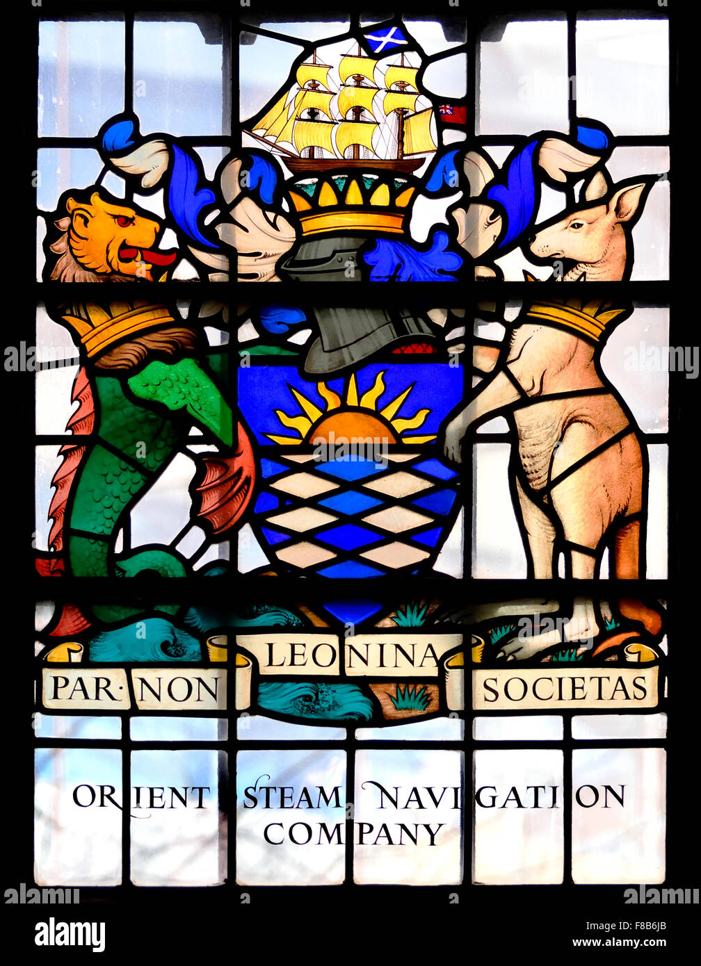 Londra, Inghilterra, Regno Unito. Chiesa di tutti Hallows dalla torre. Finestra di vetro colorato: Oriental Steam Navigation Company stemma Foto Stock
