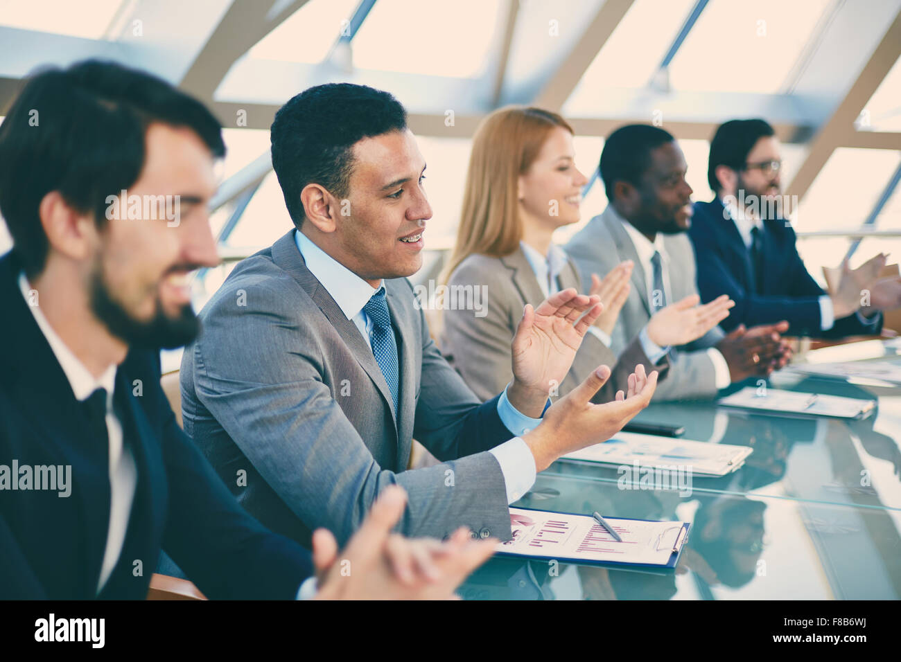 Happy business la gente applaude a altoparlante dopo la lezione Foto Stock