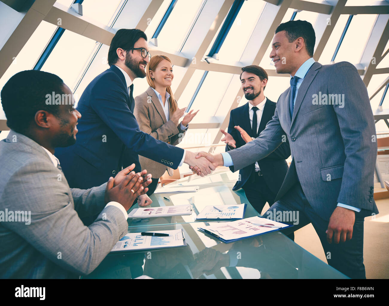 Business Partner per lo handshaking dopo la firma del contratto Foto Stock