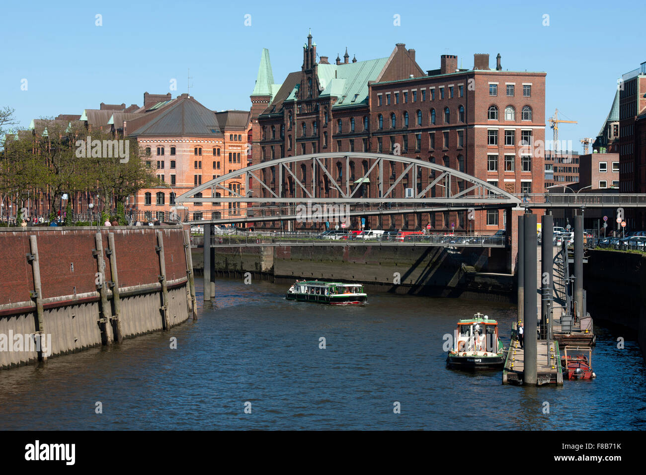 Deutschland, Amburgo, Zollkanal, vorne Kibbelstegbrücke die zur Speicherstadt, dahinter der Sandthorquaihof Foto Stock