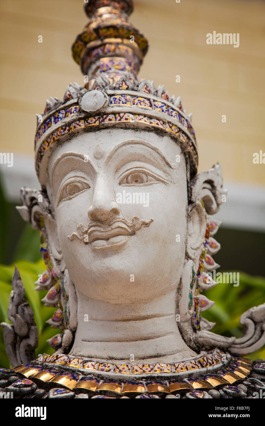 Immagine di una statua virile indossando il tradizionale abbigliamento thai. Foto Stock