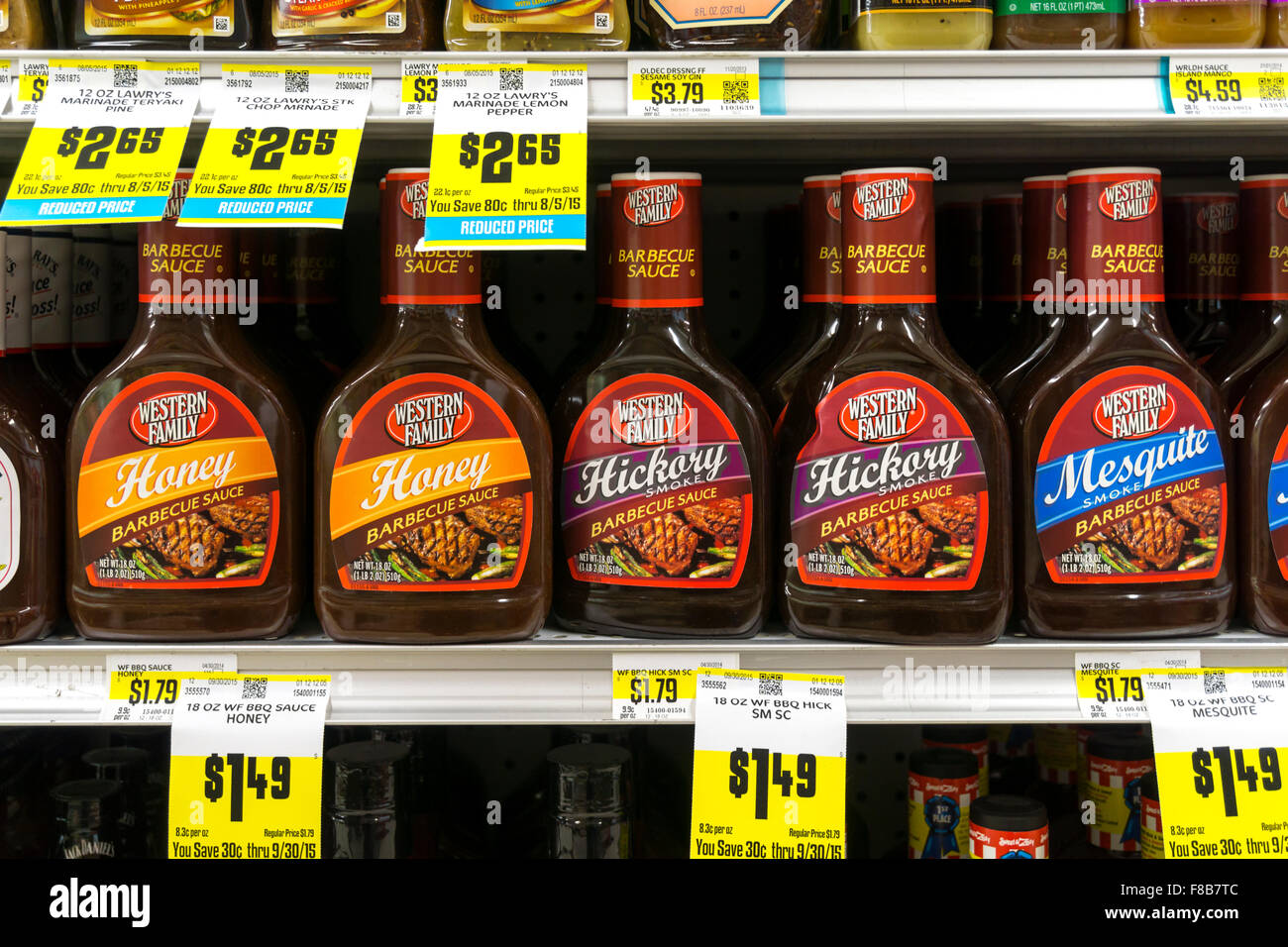 Bottiglie di salse barbecue in vendita sugli scaffali di una famiglia occidentale il supermercato in Montana, USA Foto Stock