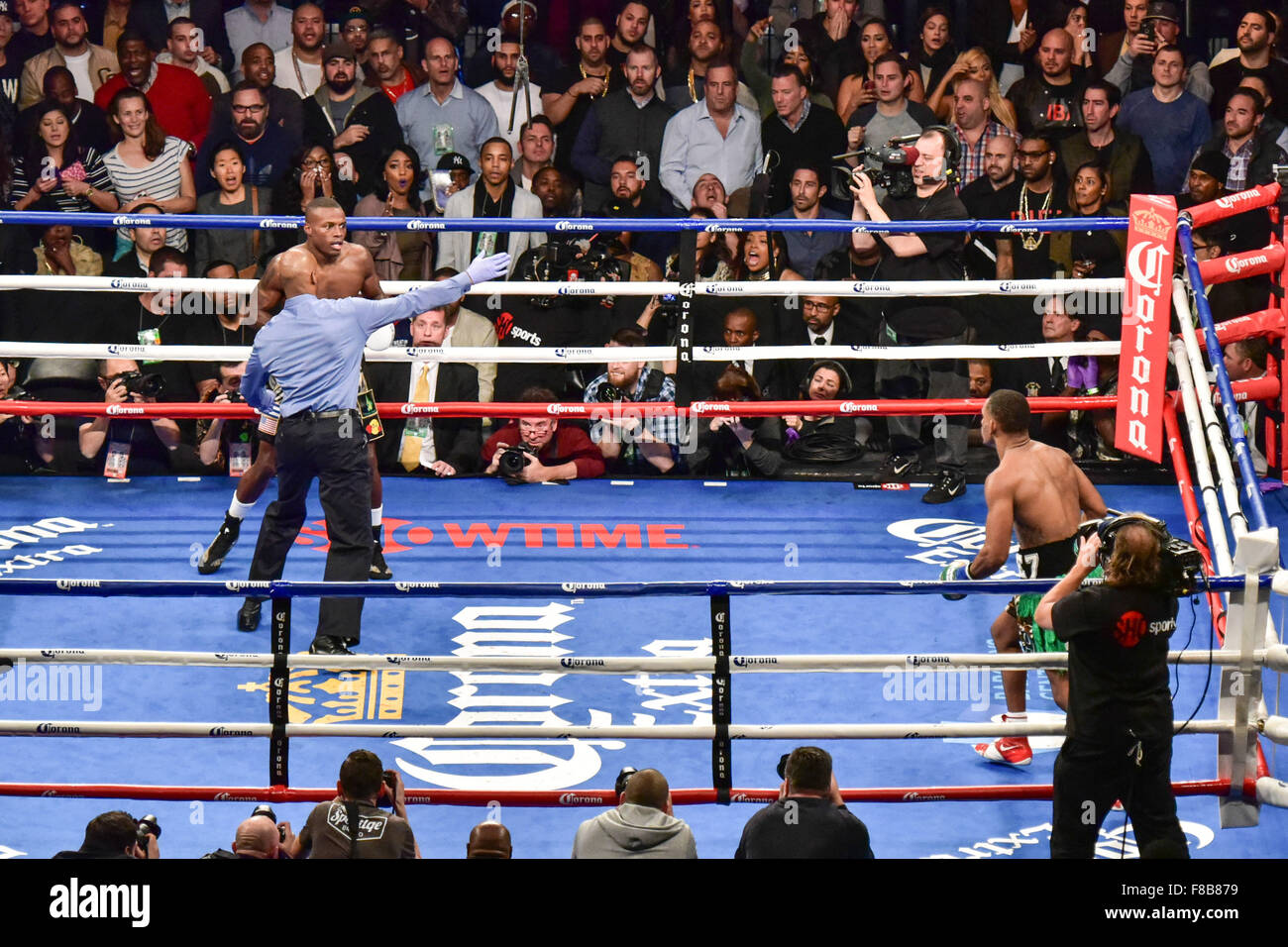 Brooklyn, New York, Stati Uniti d'America. 5 Dic, 2015. (L-R) Peter Quillin, Daniel Jacobs (USA) il pugilato : arbitro Harvey Dock si arresta la lotta nel primo round durante la WBA middleweight title bout tra Daniel Jacobs degli Stati Uniti e Peter Quillin degli Stati Uniti presso la Barclays Center di Brooklyn, New York, Stati Uniti . © Hiroaki Yamaguchi/AFLO/Alamy Live News Foto Stock