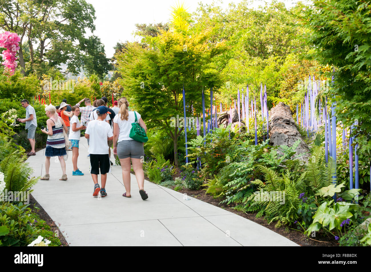 I visitatori a piedi attraverso il giardino di Chihuly Garden e vetro al centro di Seattle. Foto Stock