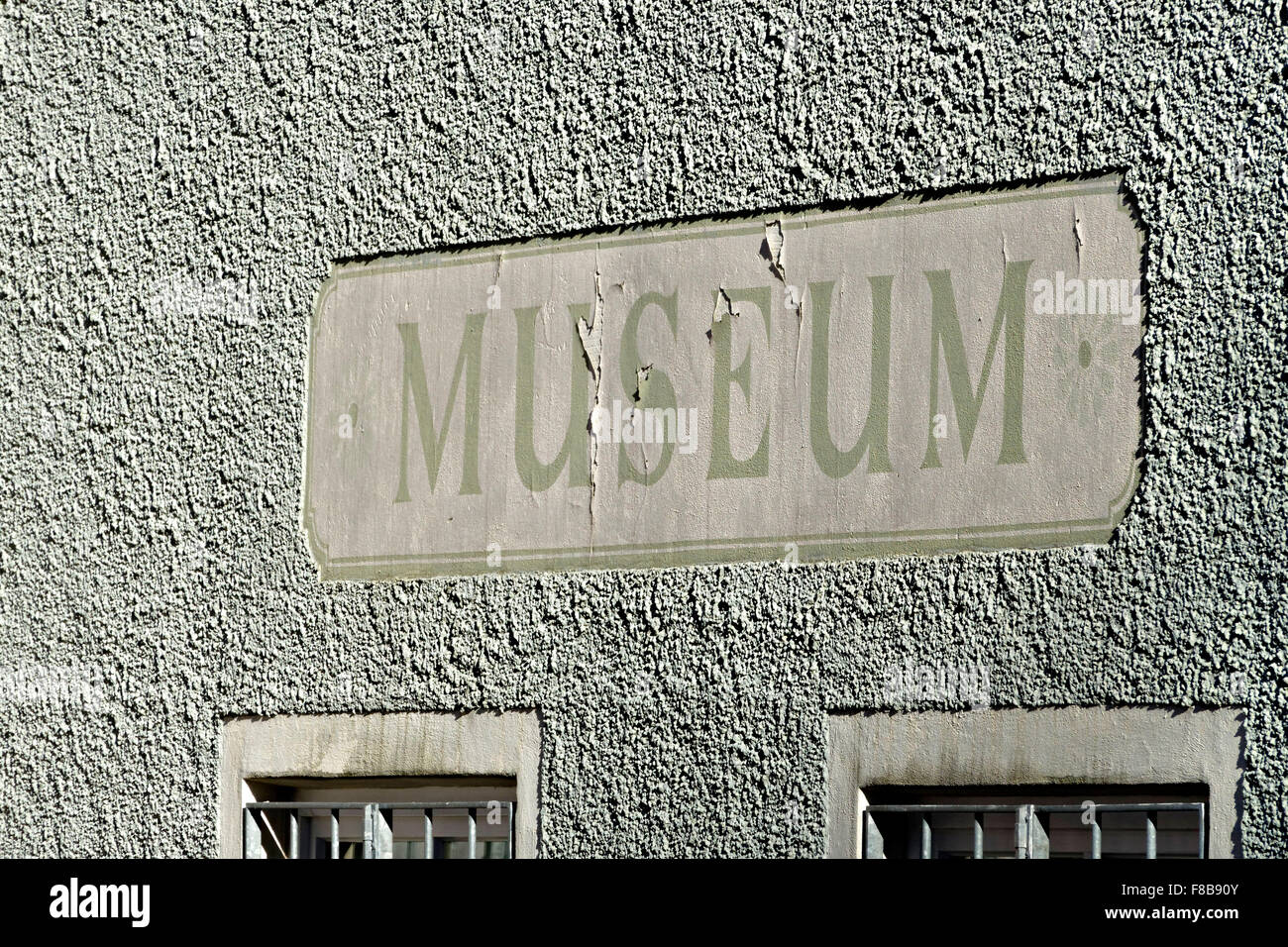 Museo vecchio segno sulla parete verde, Traunstein, Alta Baviera, Germania, Europa. Foto Stock