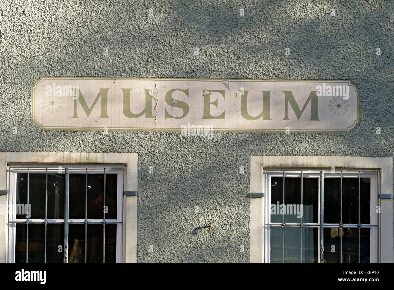 Museo vecchio segno sulla parete verde, Traunstein, Alta Baviera, Germania, Europa. Foto Stock