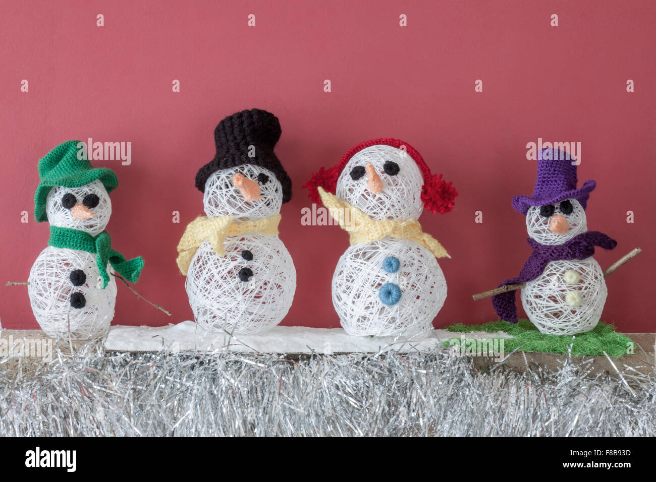 Un piano orizzontale di vista frontale di una Xmas camino decorato con pupazzi di neve con spazio per un messaggio Foto Stock