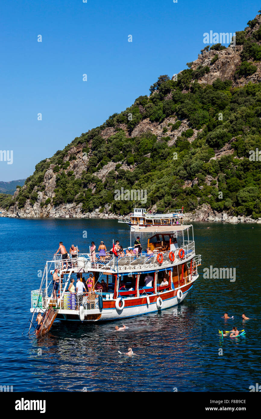 I turisti a bordo di una barca, Marmaris, Provincia di Mugla, Turchia Foto Stock