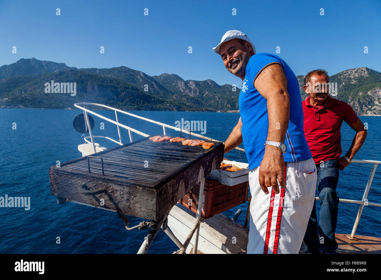 Barca personale Cucinare un pranzo a barbecue per turisti durante un viaggio in barca, Marmaris, Provincia di Mugla, Turchia Foto Stock