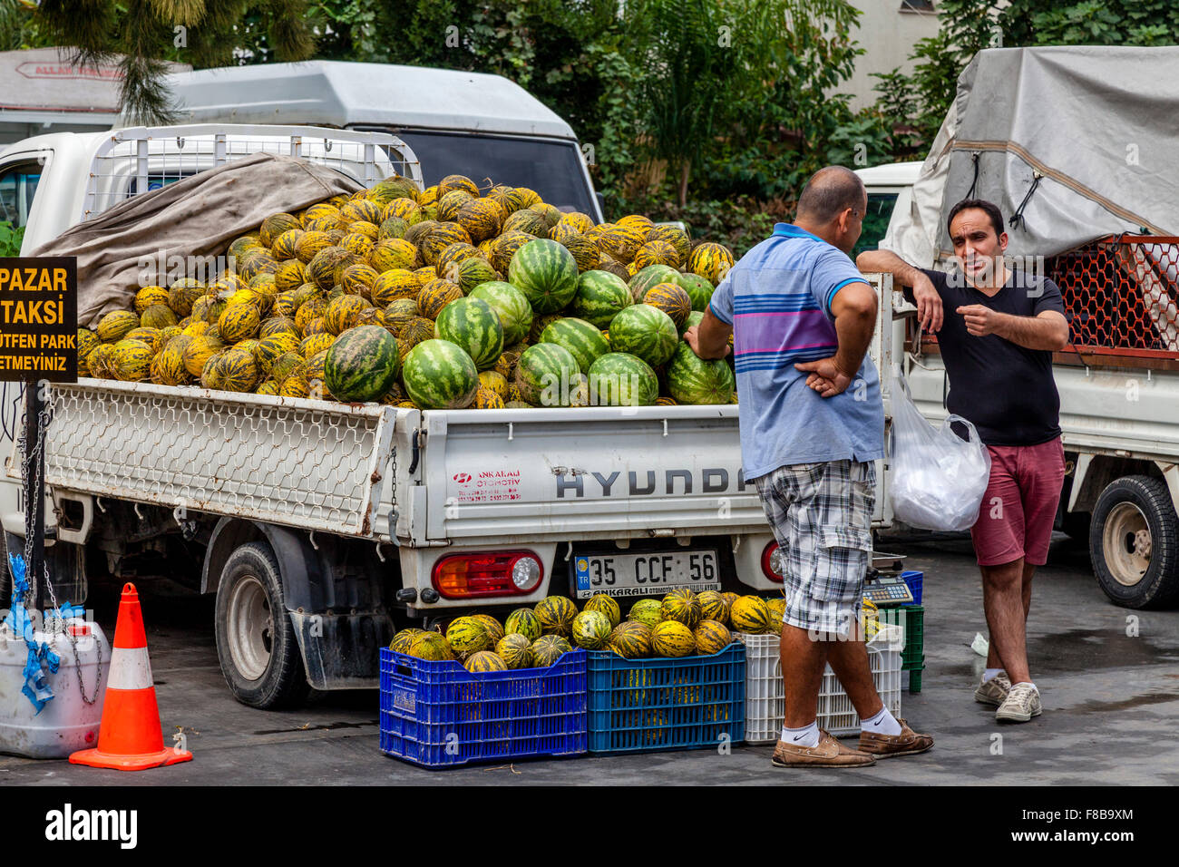 Un uomo locali vendono i meloni nel mercato a Marmaris, Provincia di Mugla, Turchia Foto Stock