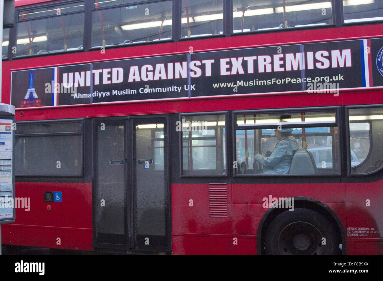 Il torneo di Wimbledon, Londra, Regno Unito. 08 Dic, 2015. Un bus rosso a due piani pubblicizza " uniti contro l'estremismo' dal Ahmadiyya comunità musulmana nella scia del francese gli attacchi di Parigi e Londra tubo accoltellato Credito: amer ghazzal/Alamy Live News Foto Stock