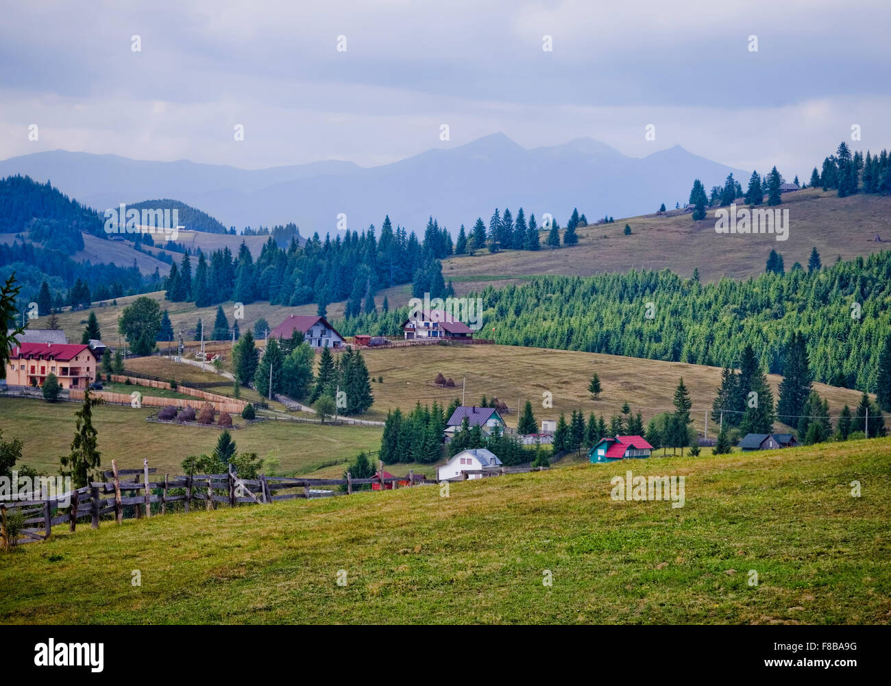 Piccolo villaggio di montagna in Bucovina, Romania Foto Stock