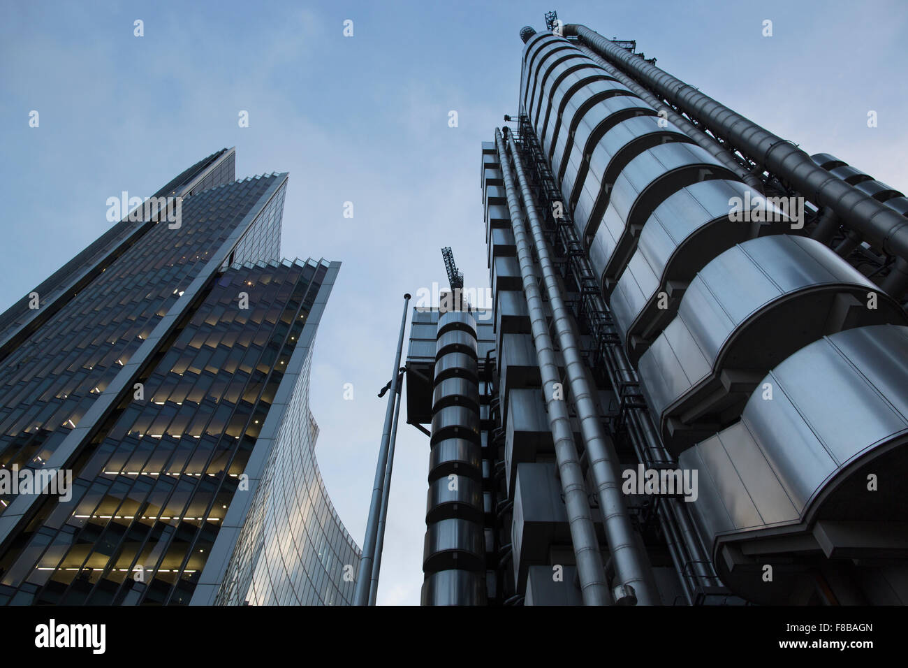 Gli edifici al crepuscolo sul Leadenhall Street, nella città di Londra, il quartiere finanziario di Londra, England, Regno Unito Foto Stock