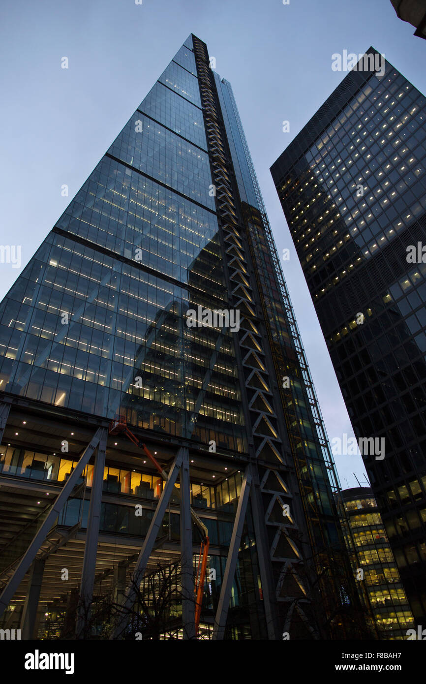 Gli edifici al crepuscolo sul Leadenhall Street, nella città di Londra, il quartiere finanziario di Londra, England, Regno Unito Foto Stock