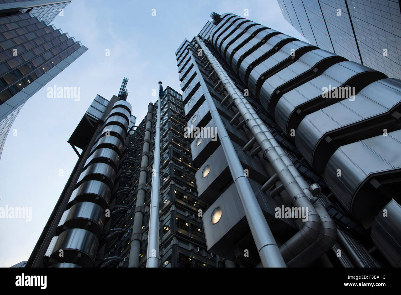 Gli edifici al crepuscolo sul Leadenhall Street, nella città di Londra, il quartiere finanziario di Londra, England, Regno Unito Foto Stock