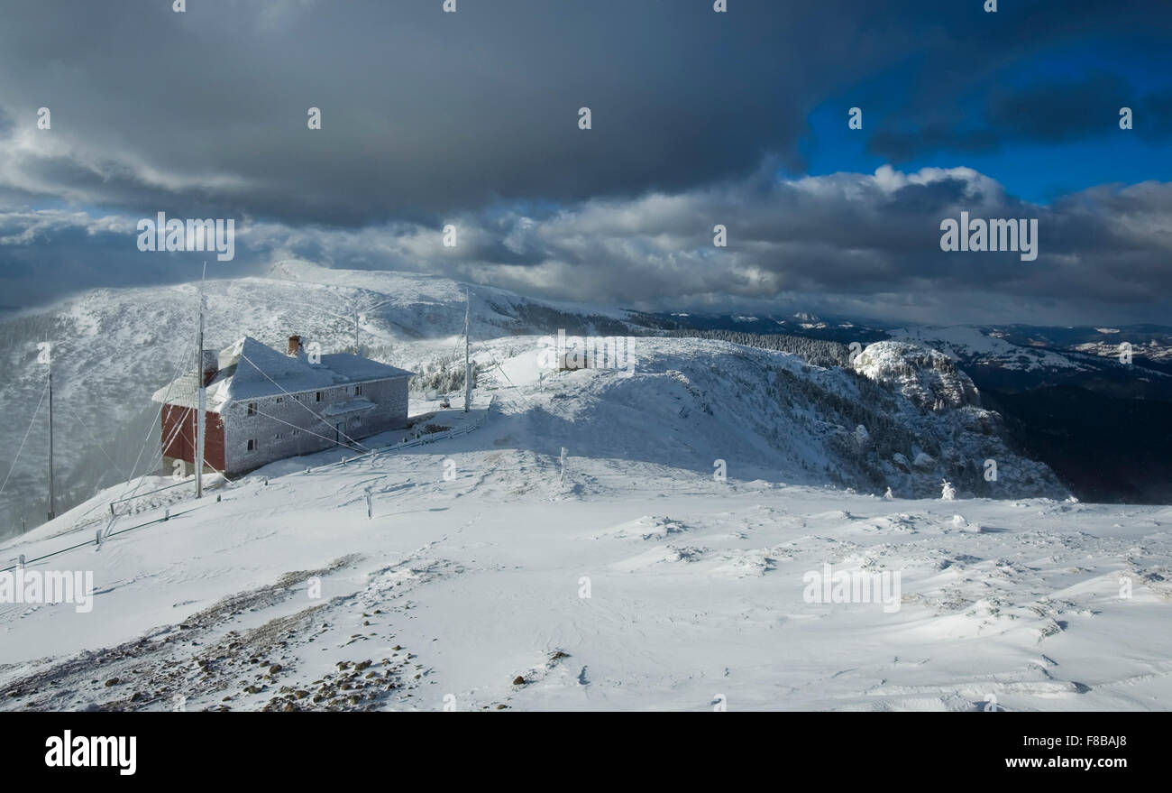 Scena invernale in montagna Ceahlau, Carpazi romeni Foto Stock