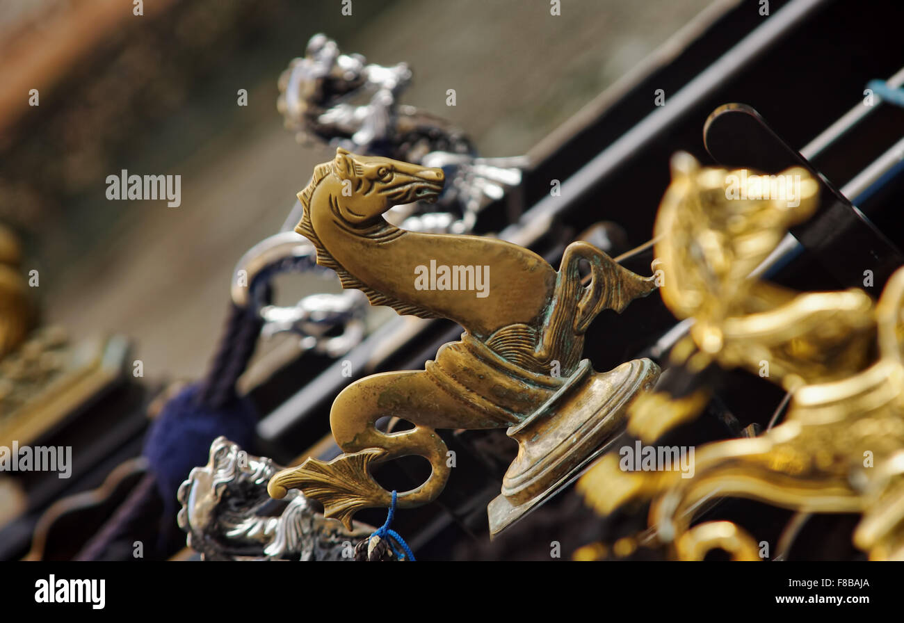 Sea Horse figurina sulla gondola di Venezia, Italia Foto Stock