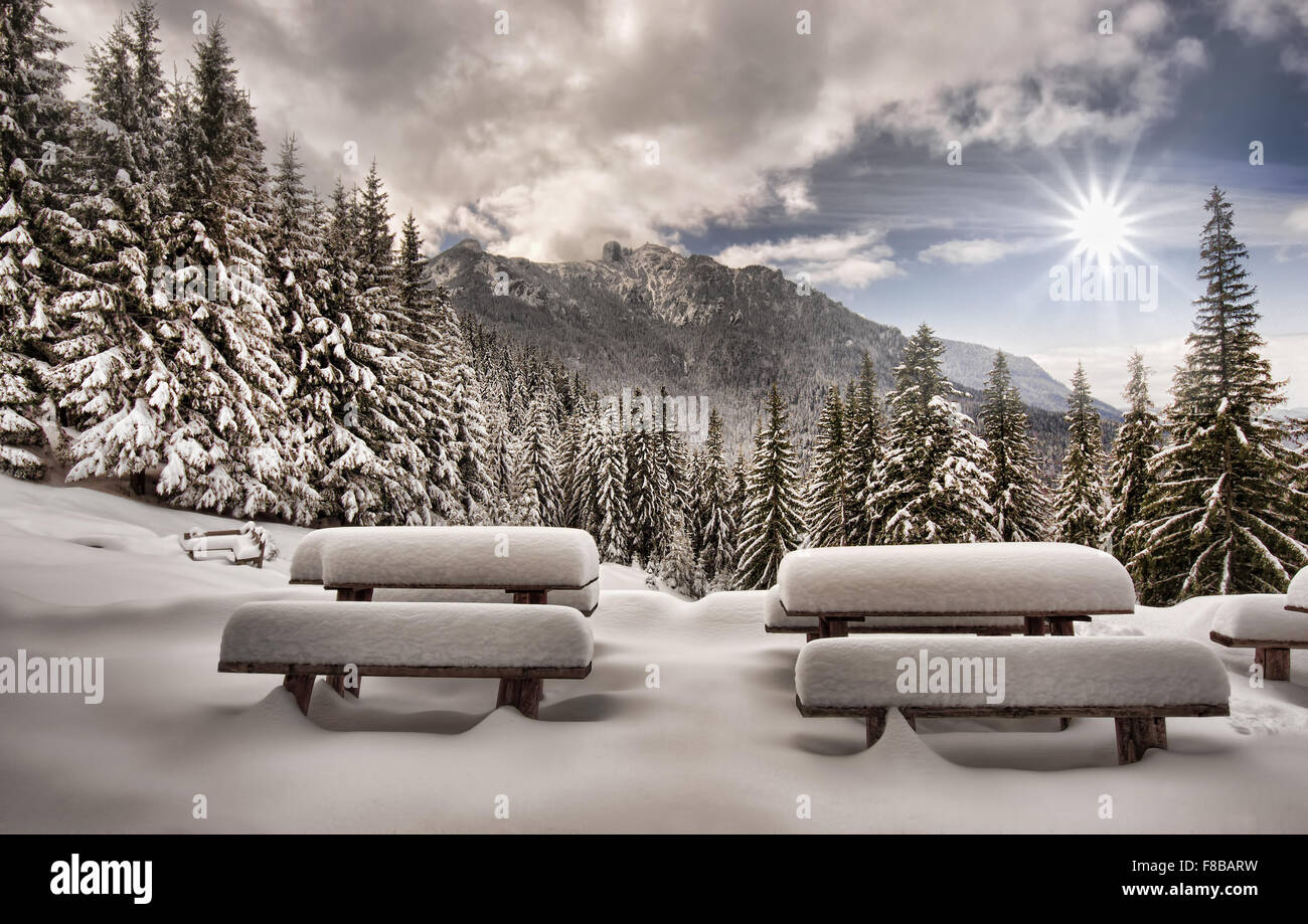 Scena invernale nel bellissimo paesaggio di montagna, Carpazi romeni Foto Stock