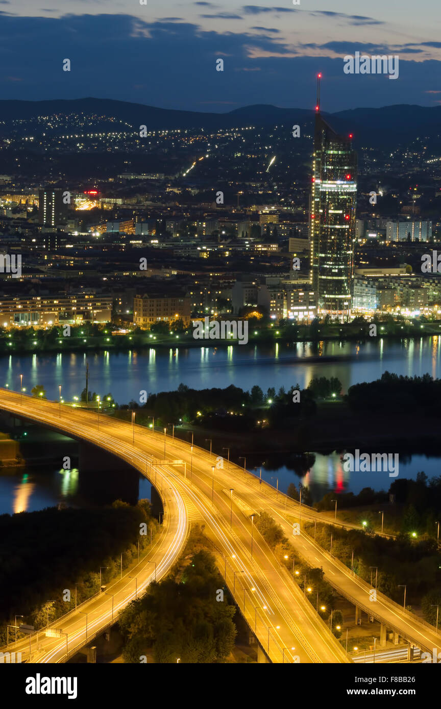 La città di Vienna, Millenium Tower e Danubio. Austria, scena notturna Foto Stock