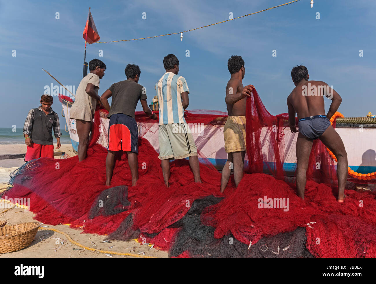 I pescatori per sistemare le reti Colva Beach Goa in India Foto Stock