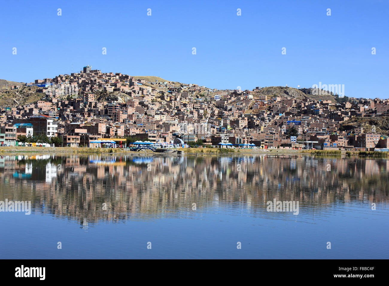 La riflessione di Puno Città nel Lago Titicaca Foto Stock