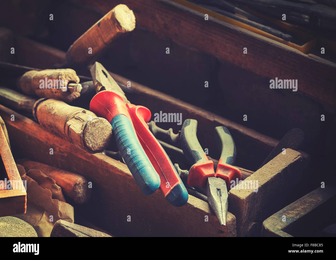 Vintage retrò stilizzata vecchio falegname utensili, profondità di campo. Foto Stock