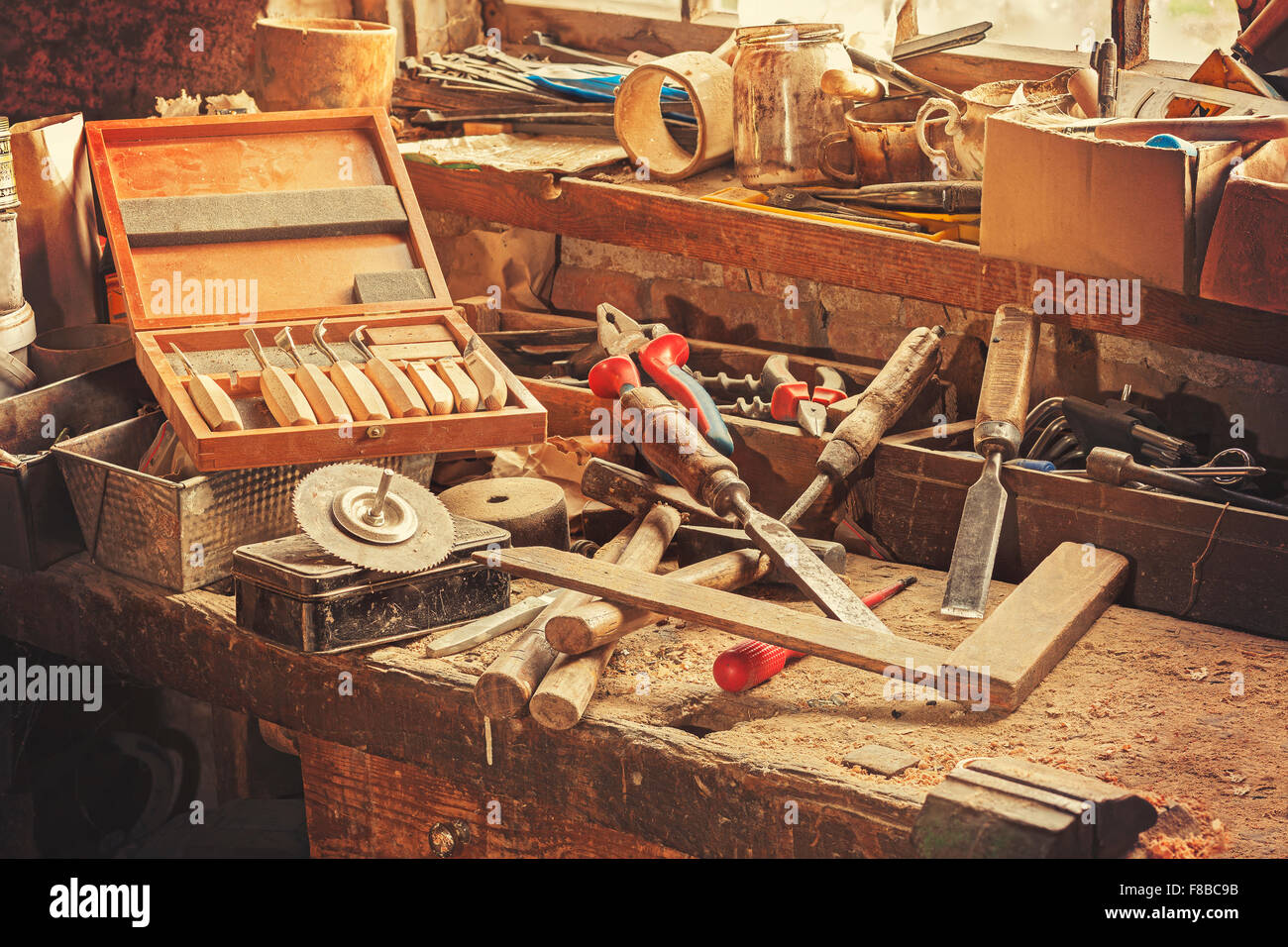 Retrò stilizzata vecchi strumenti sul tavolo di legno in una falegnameria. Foto Stock