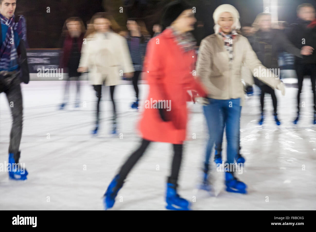 Impressioni di pattinaggio su ghiaccio pista di pattinaggio, Londra UK nel mese di dicembre Foto Stock