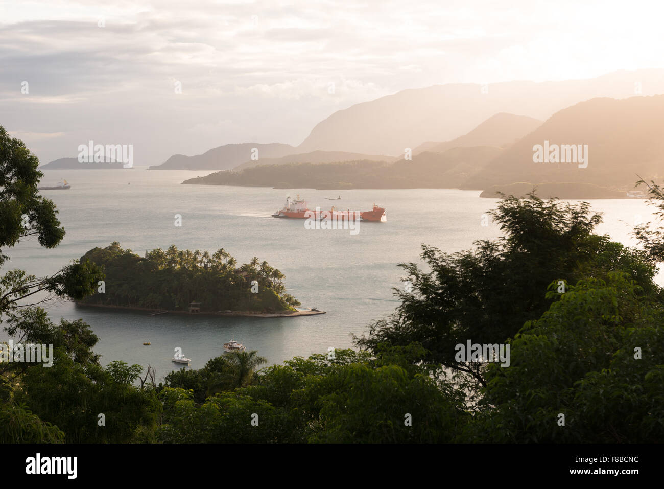Una nave passa di fronte a Ilha das Cabras, Ilhabela, Brasile Foto Stock