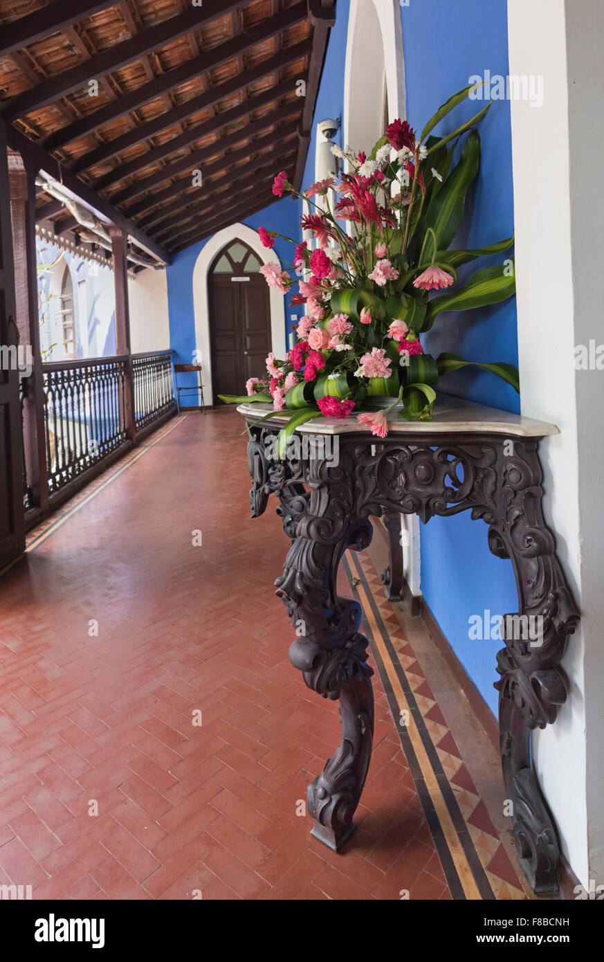 Stile tradizionale veranda. Villa portoghese Altinho Panjim Goa in India Foto Stock