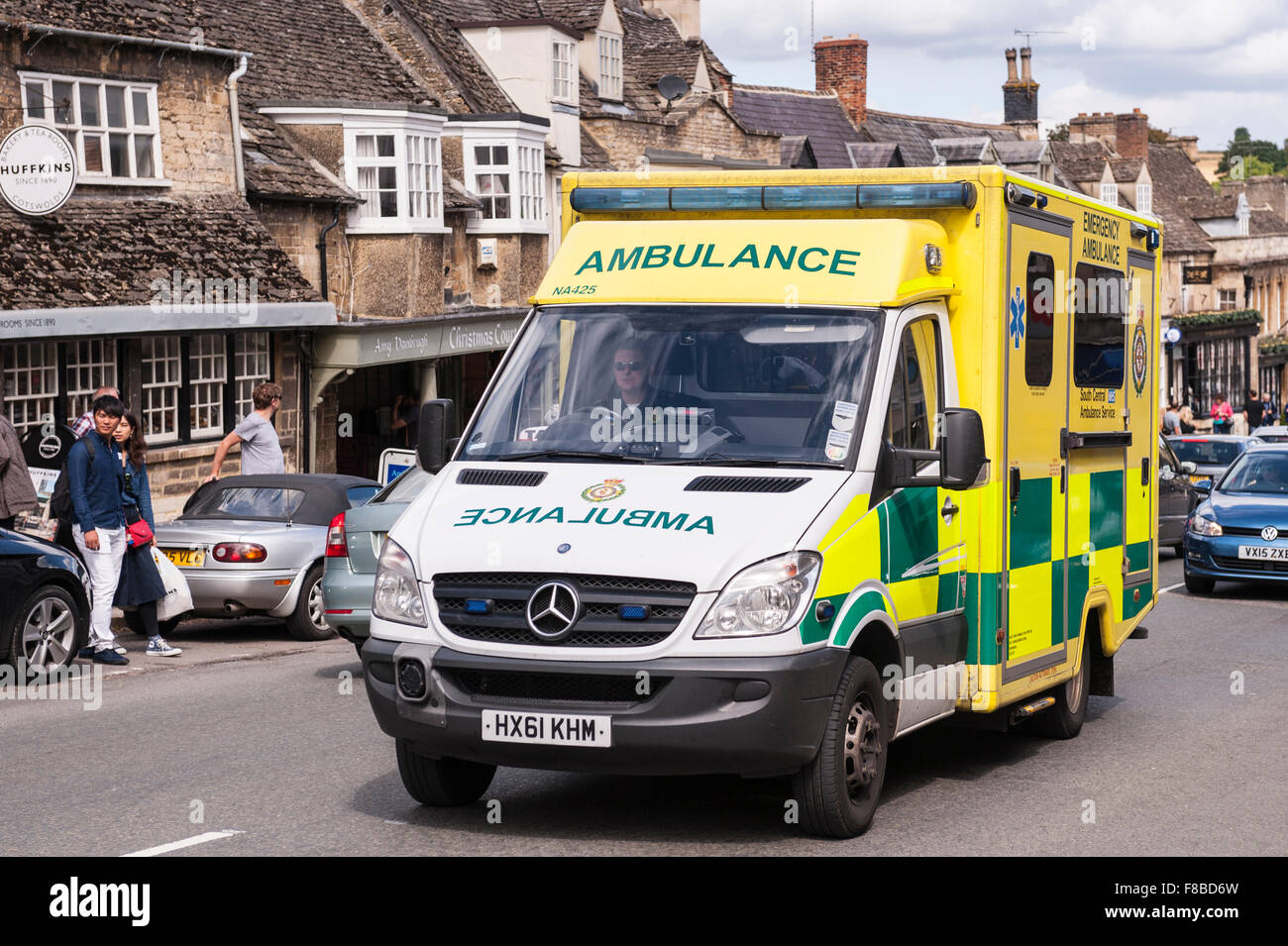 Un ambulanza guidando attraverso Burford , Oxfordshire , Inghilterra , Inghilterra , Regno Unito Foto Stock
