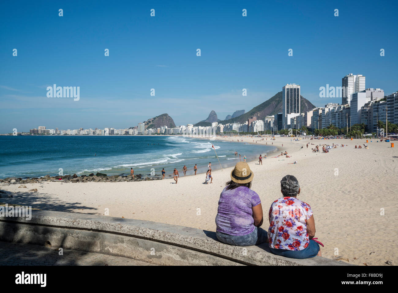 Sulla spiaggia di Copacabana, Rio de Janeiro, Brasile Foto Stock