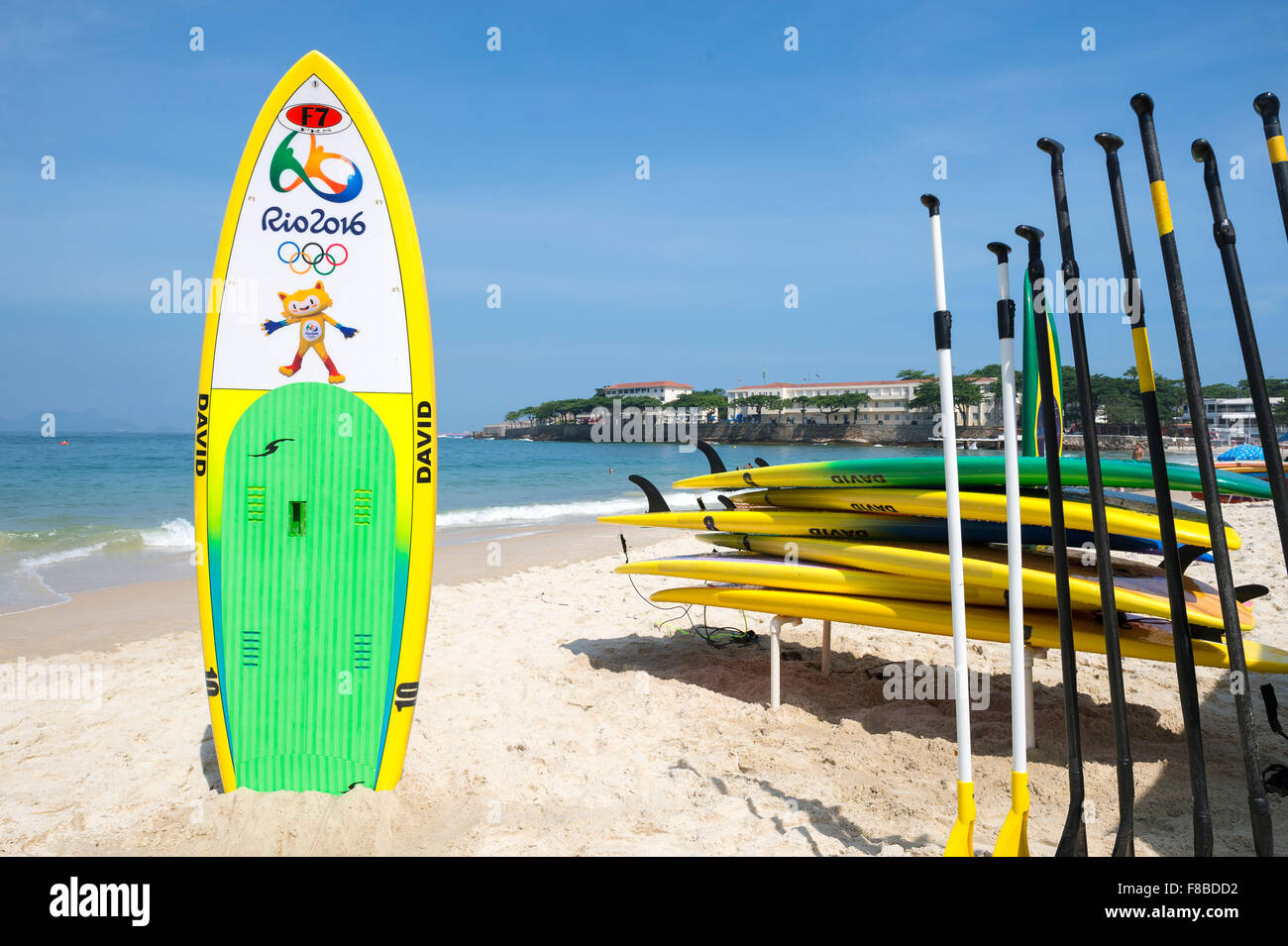 RIO DE JANEIRO, Brasile - 10 novembre 2015: Stand Up Paddle tavola da surf per la commemorazione del Rio 2016 Giochi Olimpici in Copacabana. Foto Stock